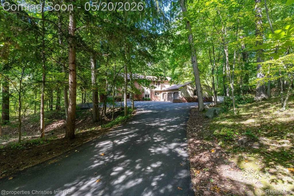 1100 Bretton Lane Bloomfield Charter Township MI 48304