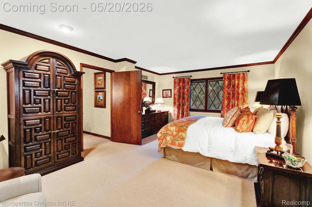 1100 Bretton Lane Bloomfield Charter Township MI 48304