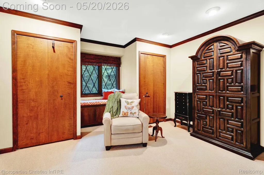 1100 Bretton Lane Bloomfield Charter Township MI 48304