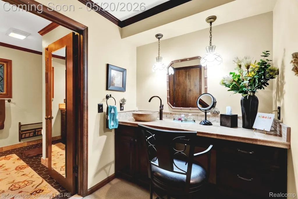1100 Bretton Lane Bloomfield Charter Township MI 48304