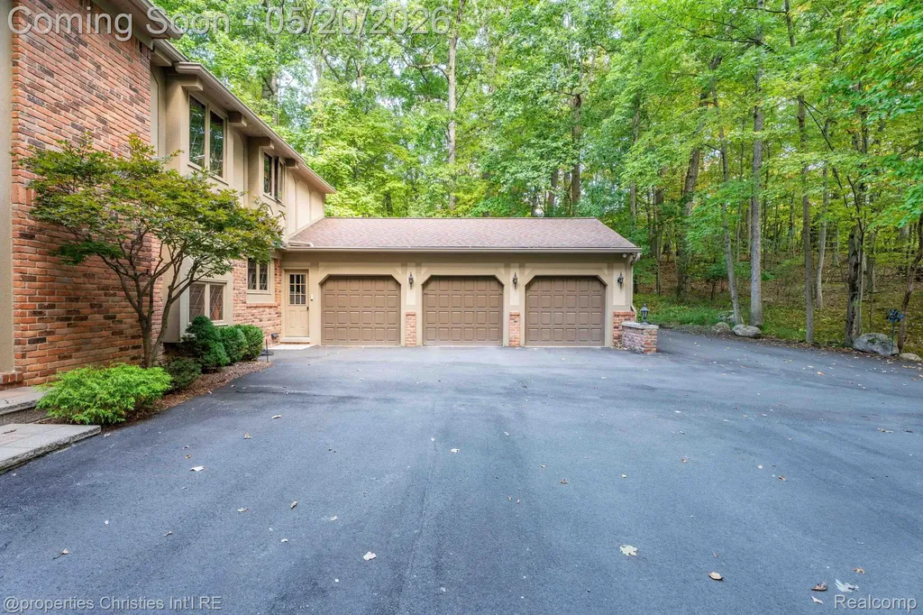 1100 Bretton Lane Bloomfield Charter Township MI 48304