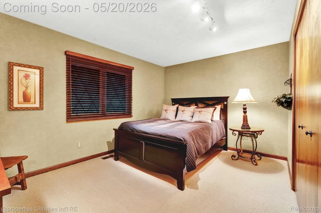 1100 Bretton Lane Bloomfield Charter Township MI 48304
