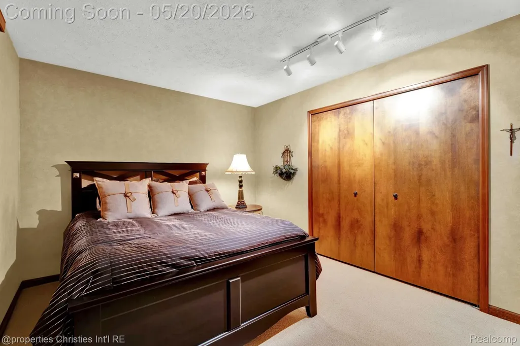 1100 Bretton Lane Bloomfield Charter Township MI 48304
