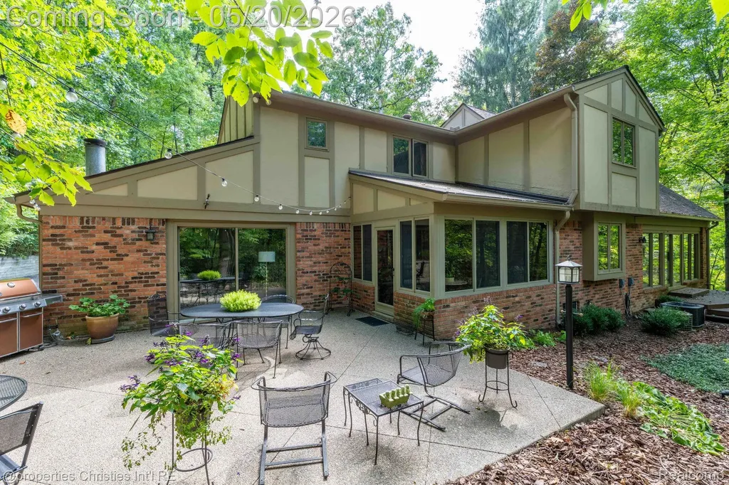 1100 Bretton Lane Bloomfield Charter Township MI 48304