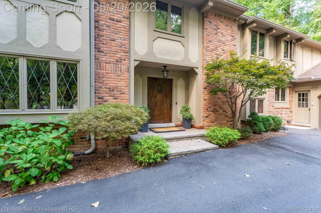 1100 Bretton Lane Bloomfield Charter Township MI 48304