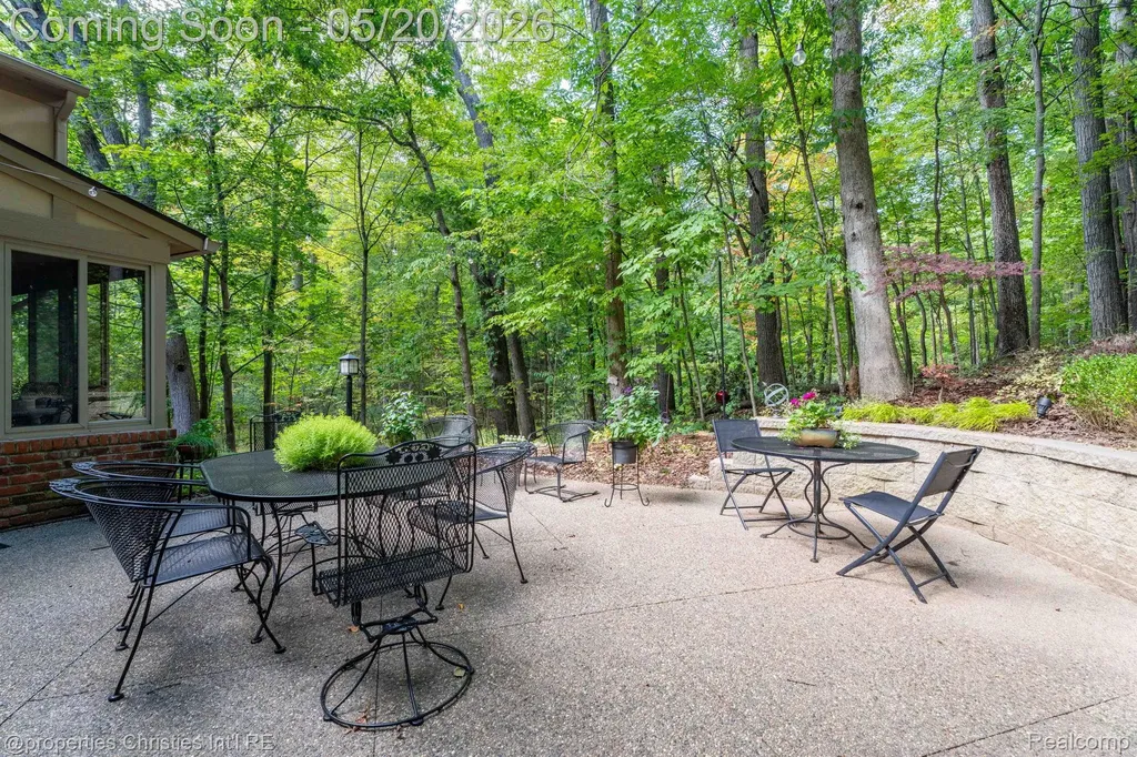 1100 Bretton Lane Bloomfield Charter Township MI 48304