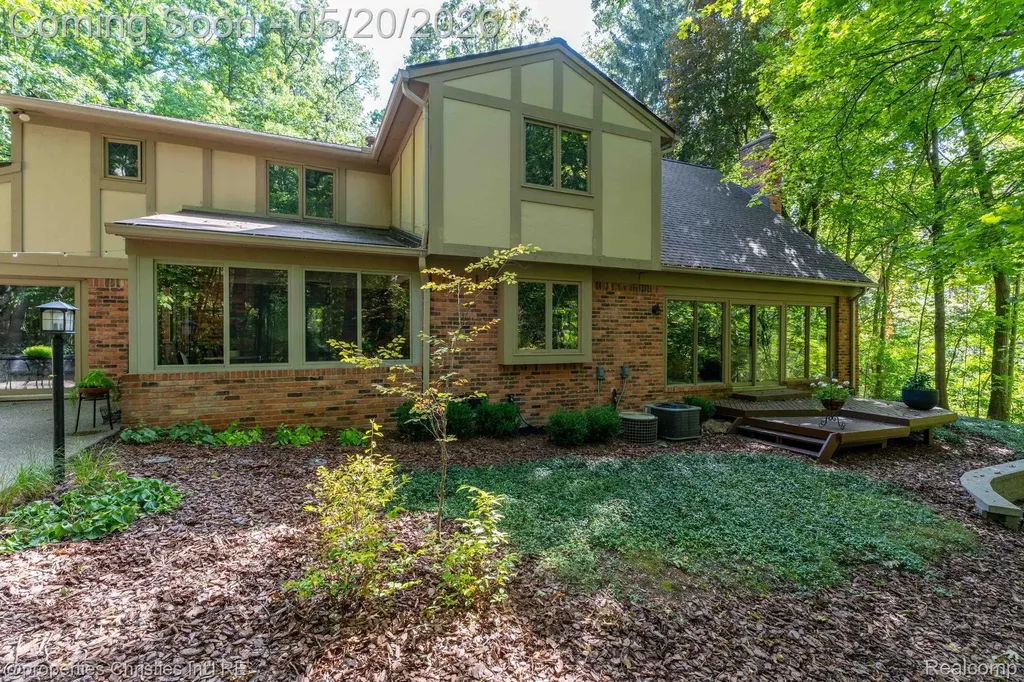 1100 Bretton Lane Bloomfield Charter Township MI 48304