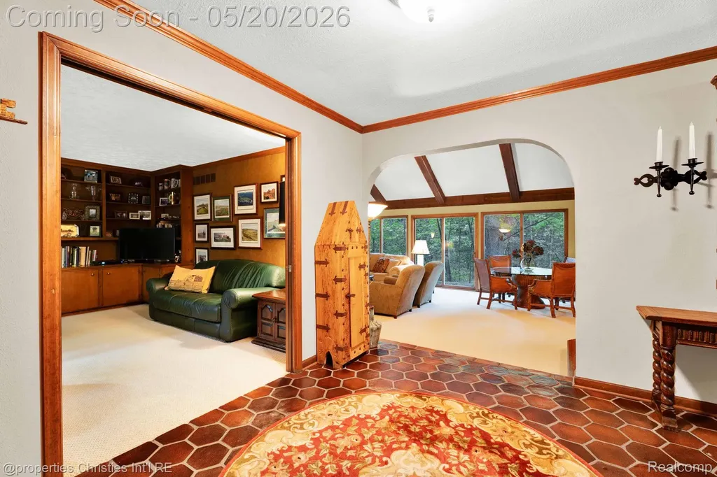 1100 Bretton Lane Bloomfield Charter Township MI 48304