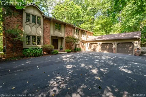 1100 Bretton Lane Bloomfield Charter Township MI 48304
