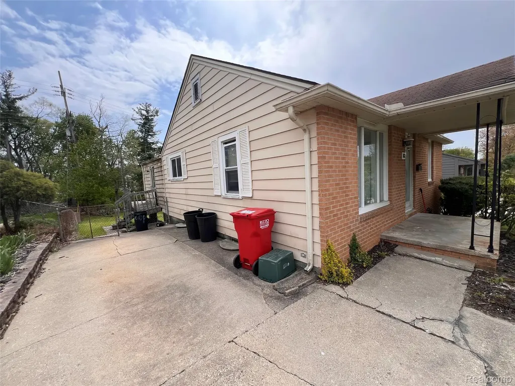 762 Miller Avenue Rochester City MI 48307