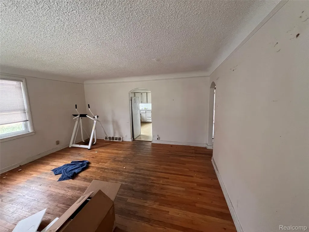 762 Miller Avenue Rochester City MI 48307