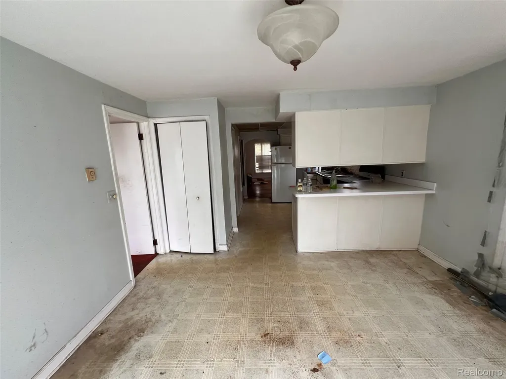 762 Miller Avenue Rochester City MI 48307