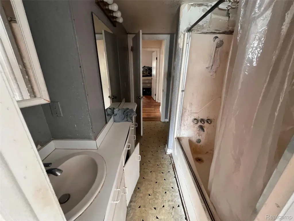 762 Miller Avenue Rochester City MI 48307