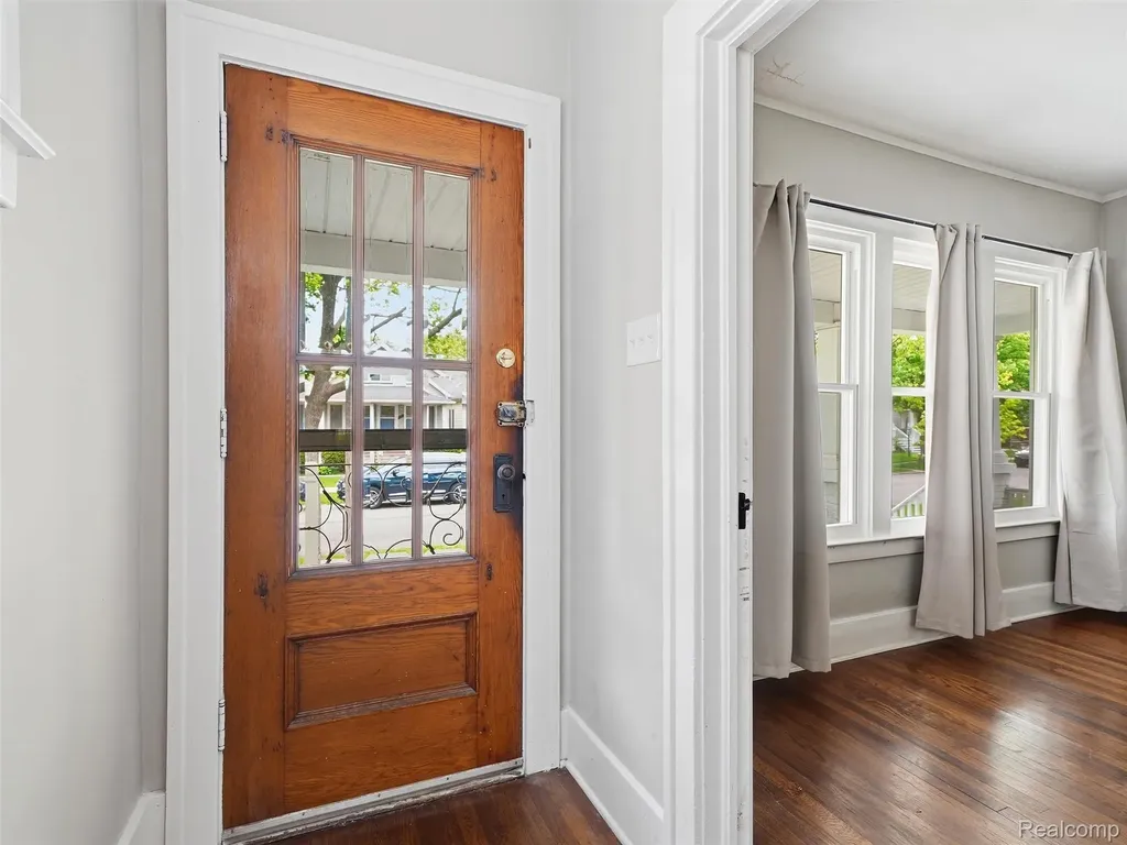 1123 Wayburn Street Grosse Pointe Park City MI 48230