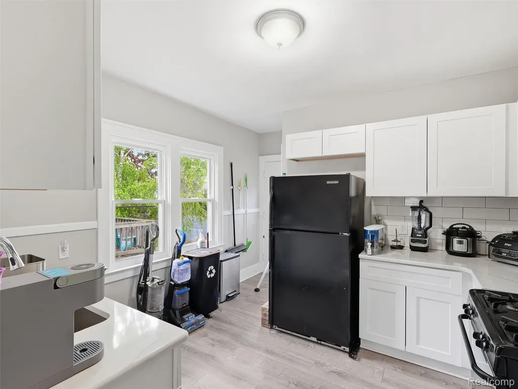 1123 Wayburn Street Grosse Pointe Park City MI 48230