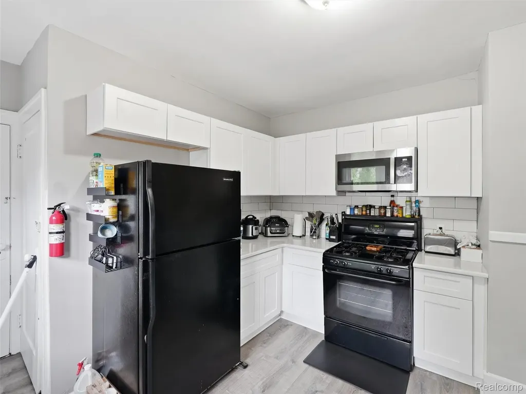 1123 Wayburn Street Grosse Pointe Park City MI 48230