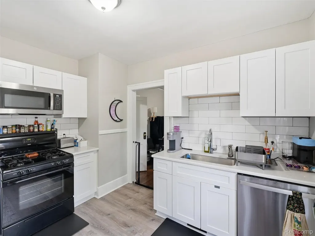 1123 Wayburn Street Grosse Pointe Park City MI 48230