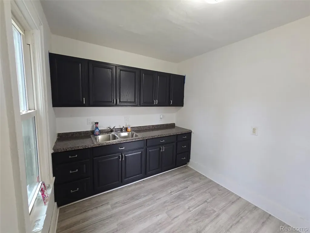 15 E Goodell Ecorse City MI 48229