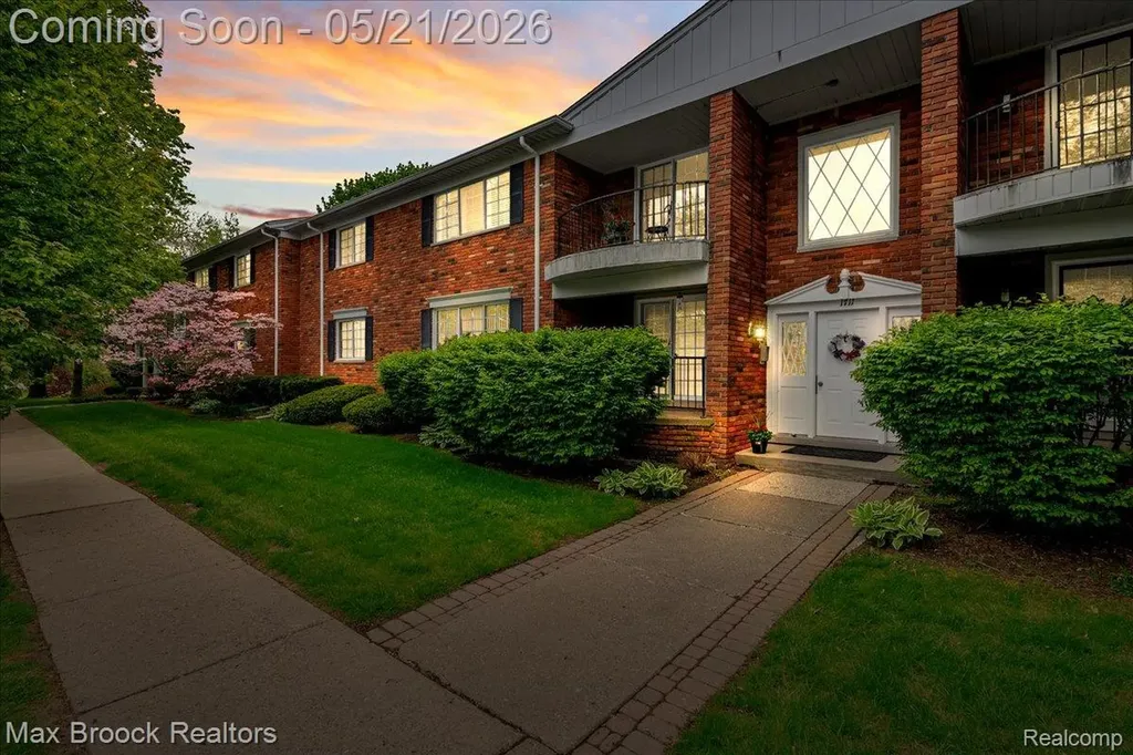 1711 Huntingwood Lane Bloomfield Charter Township MI 48304