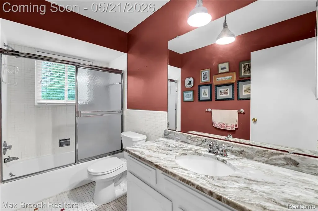 1711 Huntingwood Lane Bloomfield Charter Township MI 48304