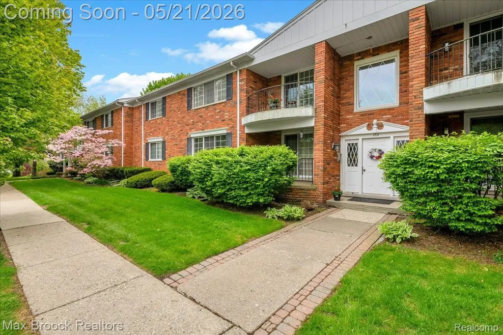 1711 Huntingwood Lane Bloomfield Charter Township MI 48304