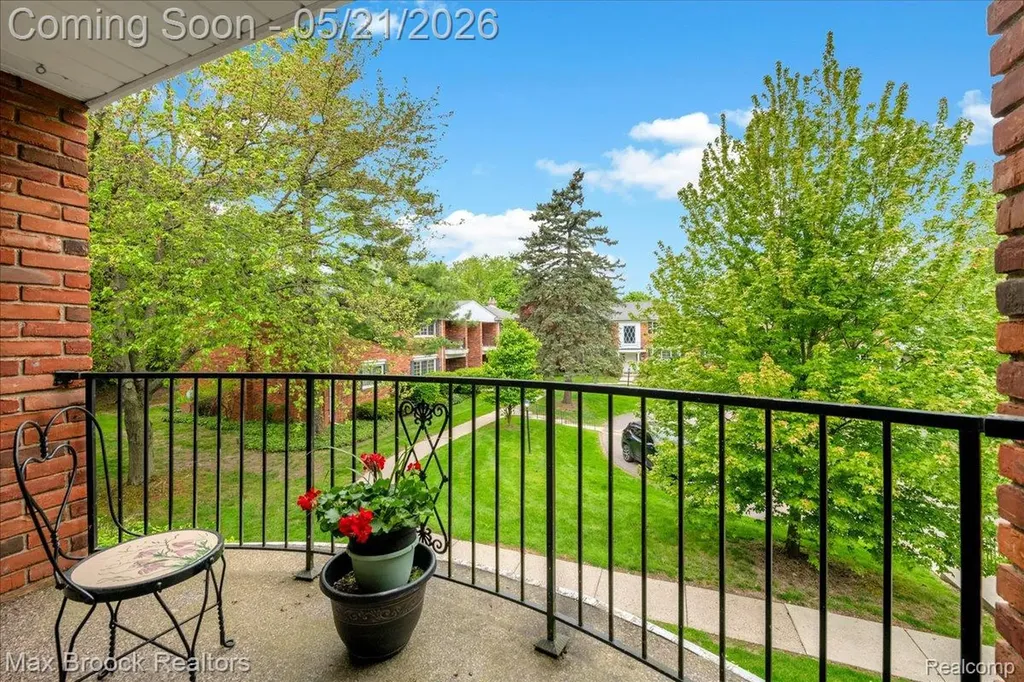 1711 Huntingwood Lane Bloomfield Charter Township MI 48304