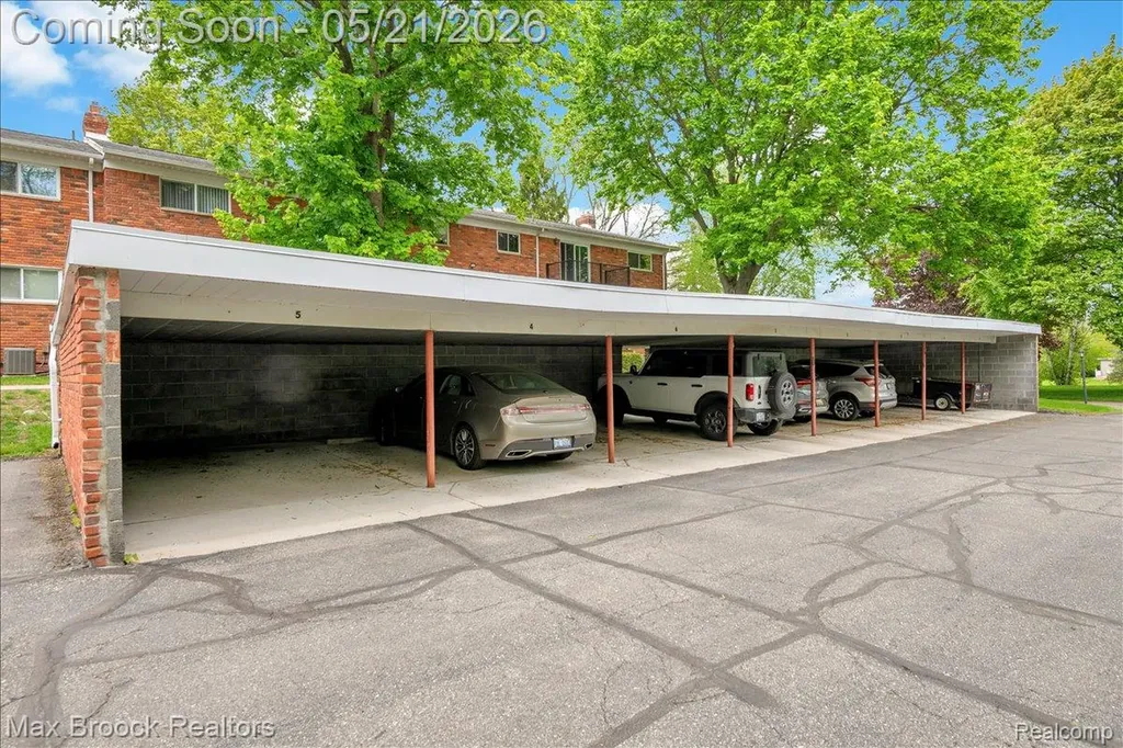1711 Huntingwood Lane Bloomfield Charter Township MI 48304