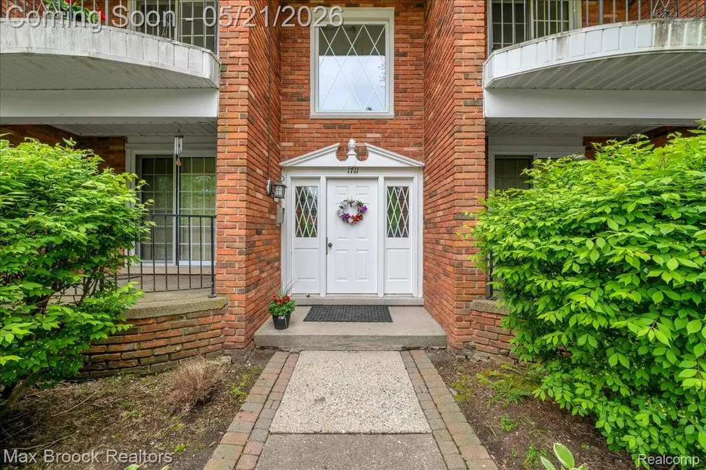 1711 Huntingwood Lane Bloomfield Charter Township MI 48304