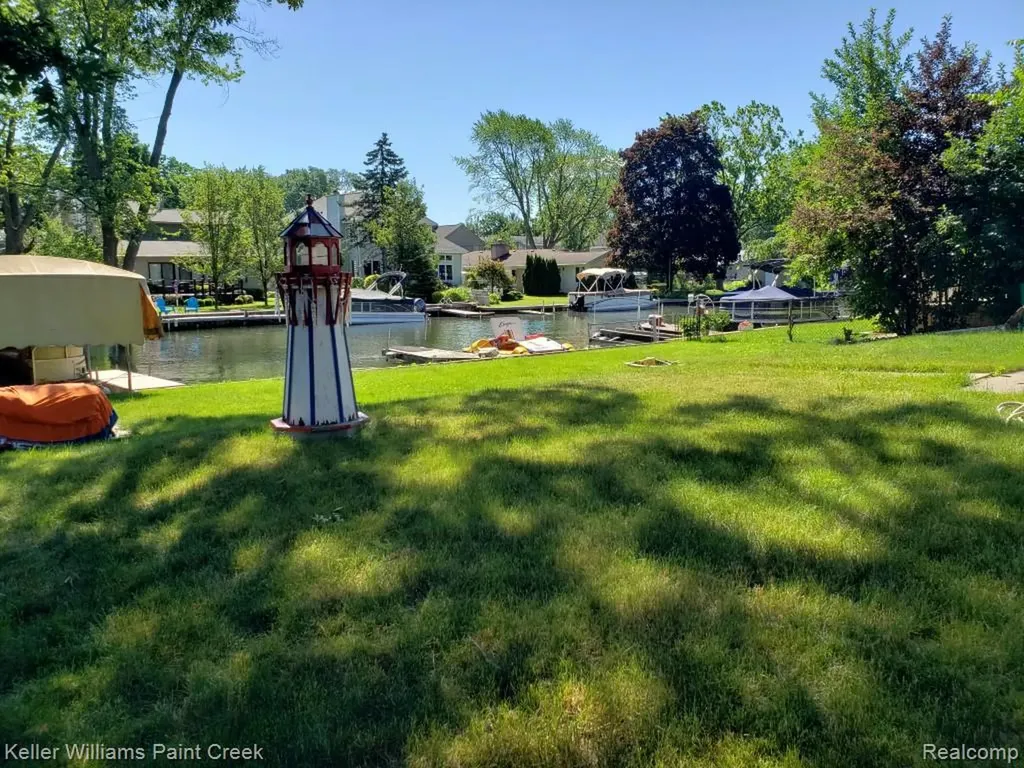 1867 Rustic Lane Keego Harbor City MI 48320