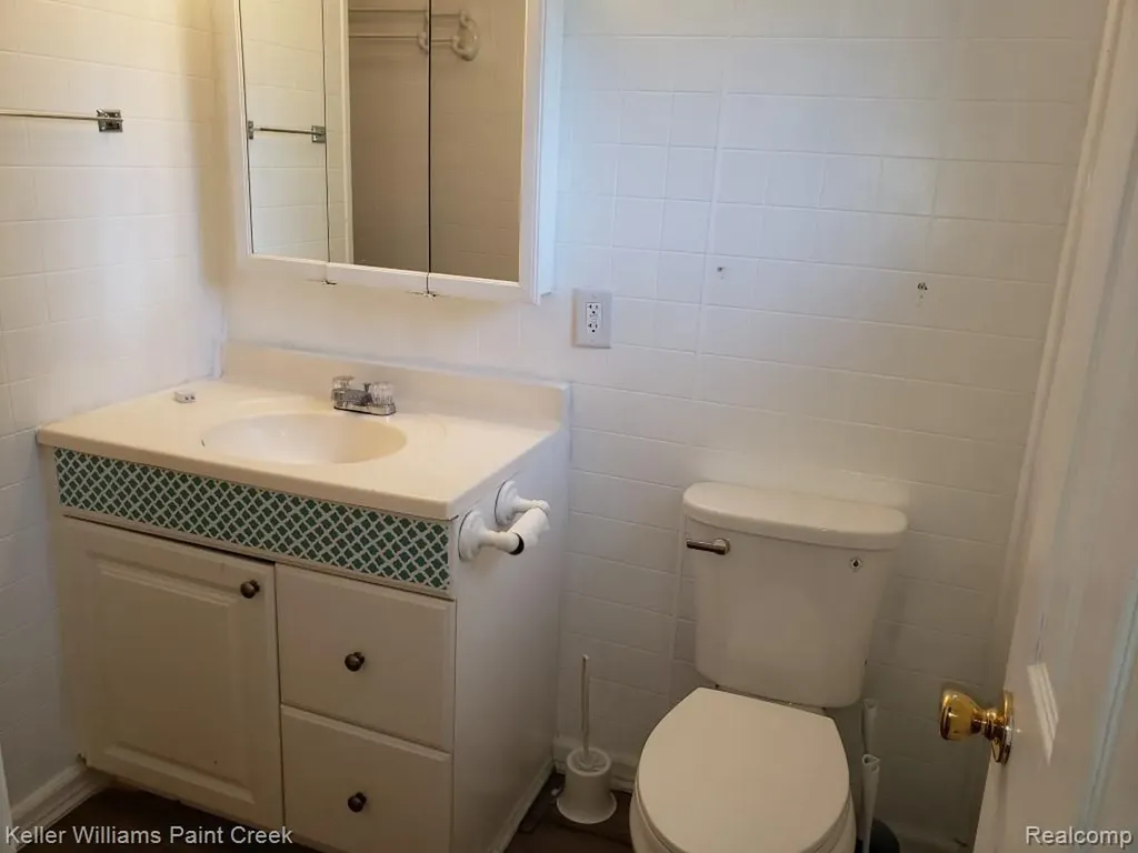 1867 Rustic Lane Keego Harbor City MI 48320