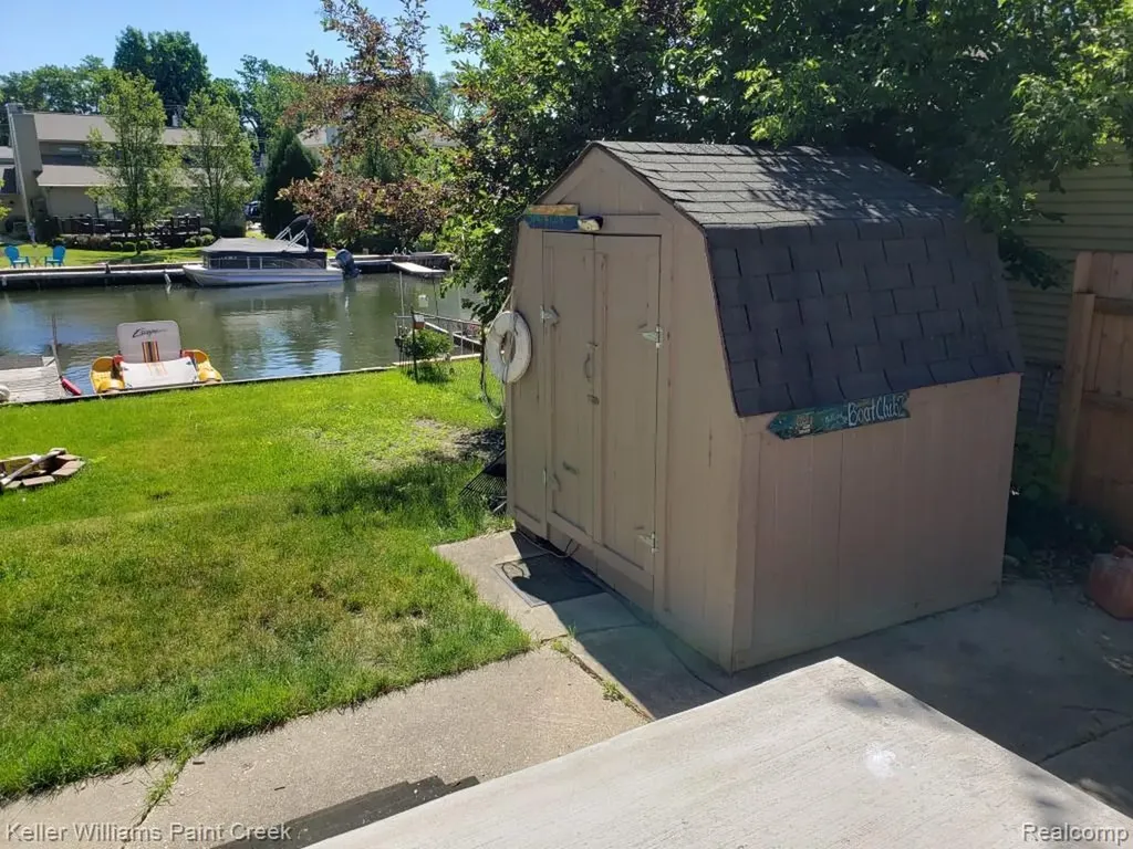 1867 Rustic Lane Keego Harbor City MI 48320