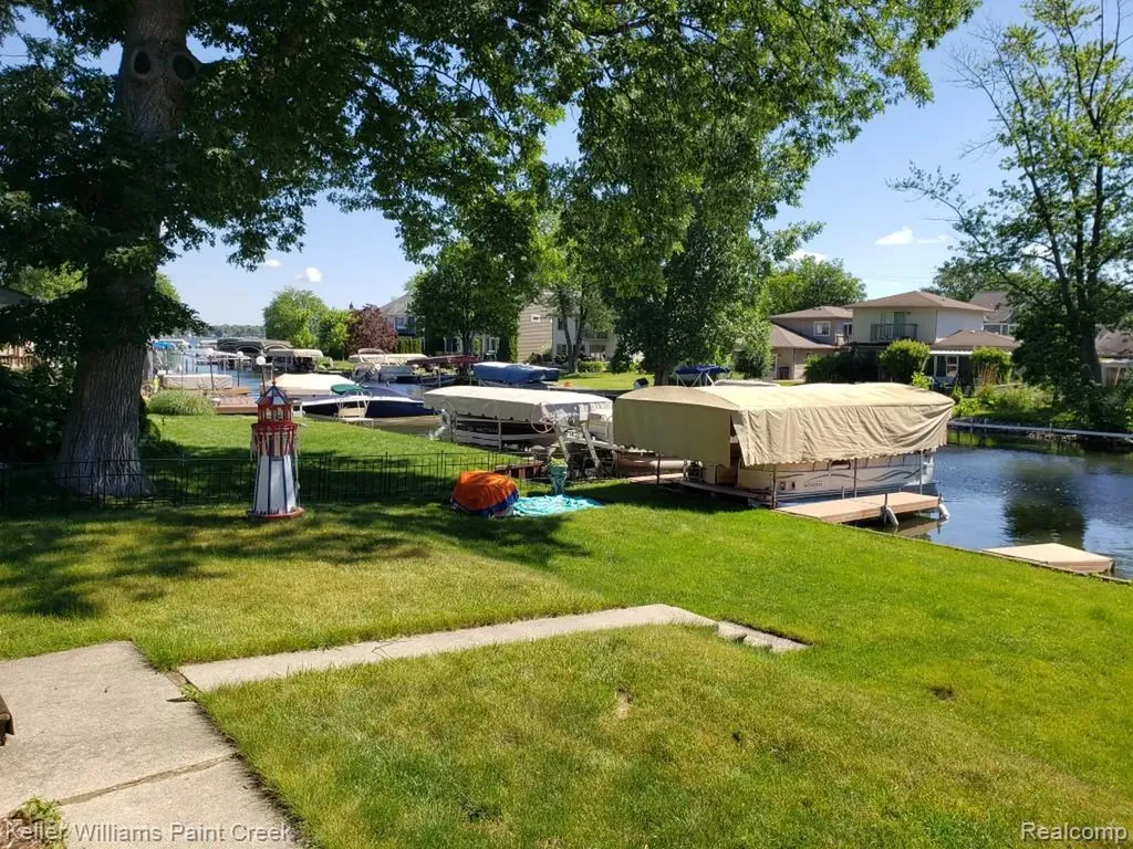 1867 Rustic Lane Keego Harbor City MI 48320