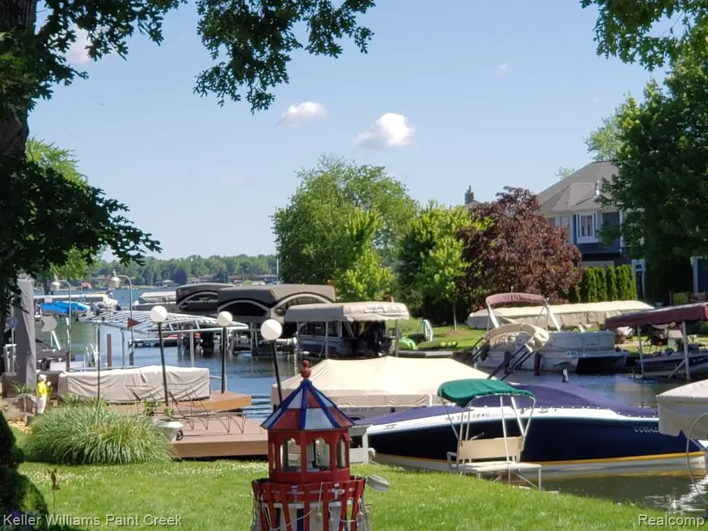 1867 Rustic Lane Keego Harbor City MI 48320