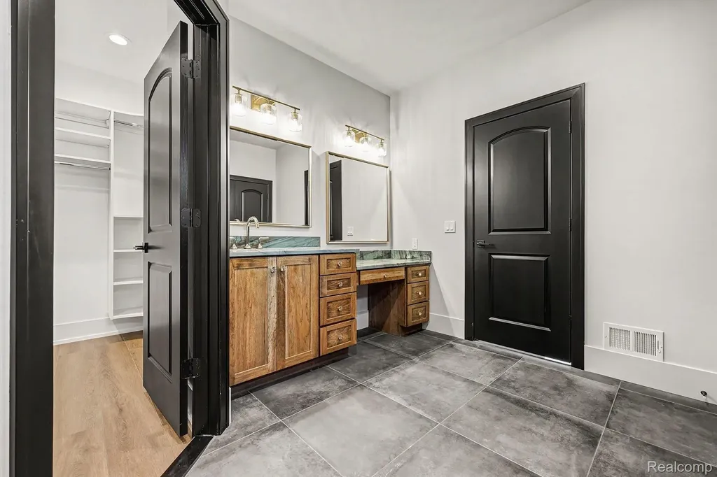 13268 Cousins Court Washington Township MI 48094