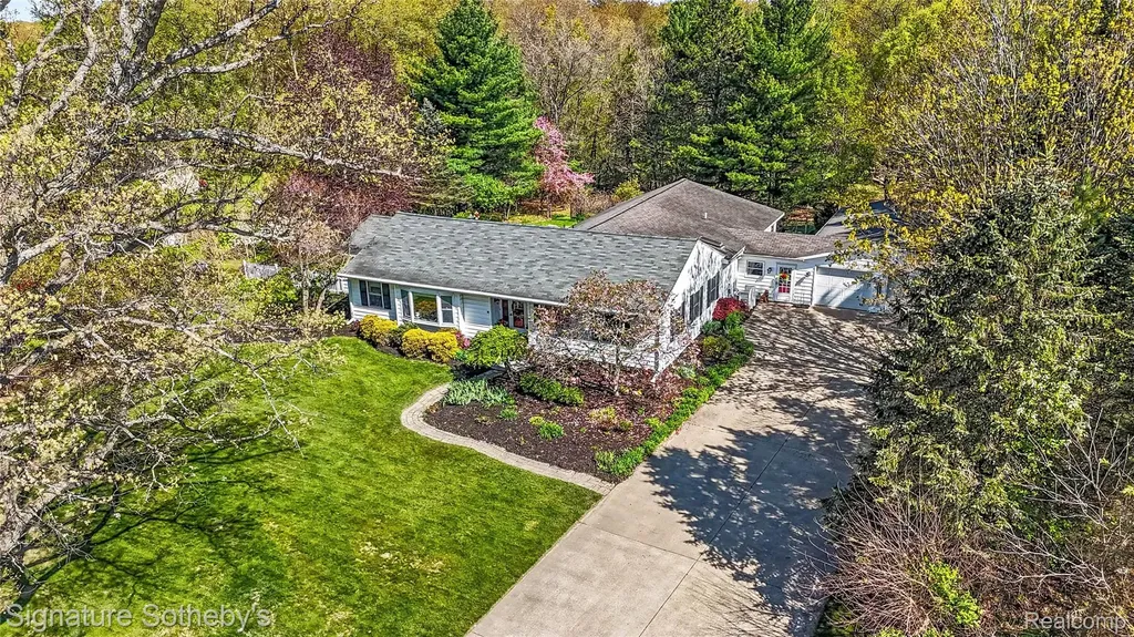610 W Ellis Avenue Belding City MI 48809