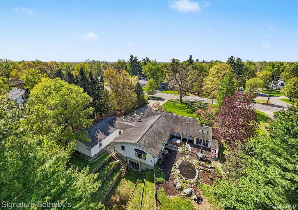 610 W Ellis Avenue Belding City MI 48809