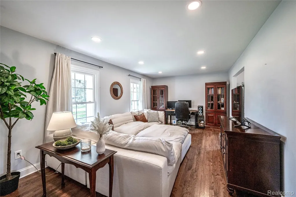 16956 Lauderdale Avenue Beverly Hills Village MI 48025