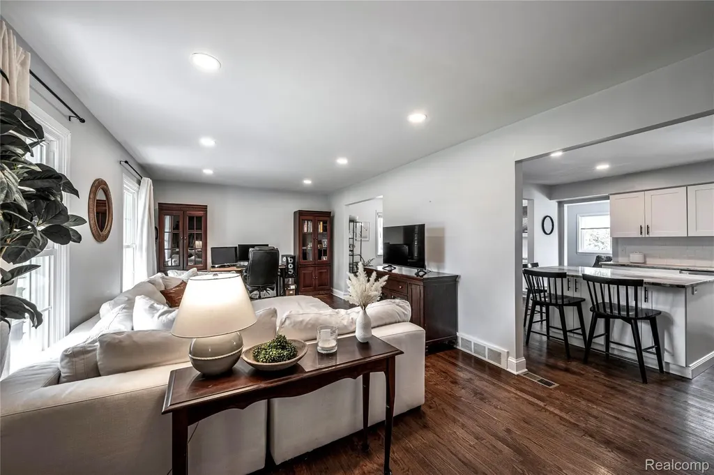 16956 Lauderdale Avenue Beverly Hills Village MI 48025