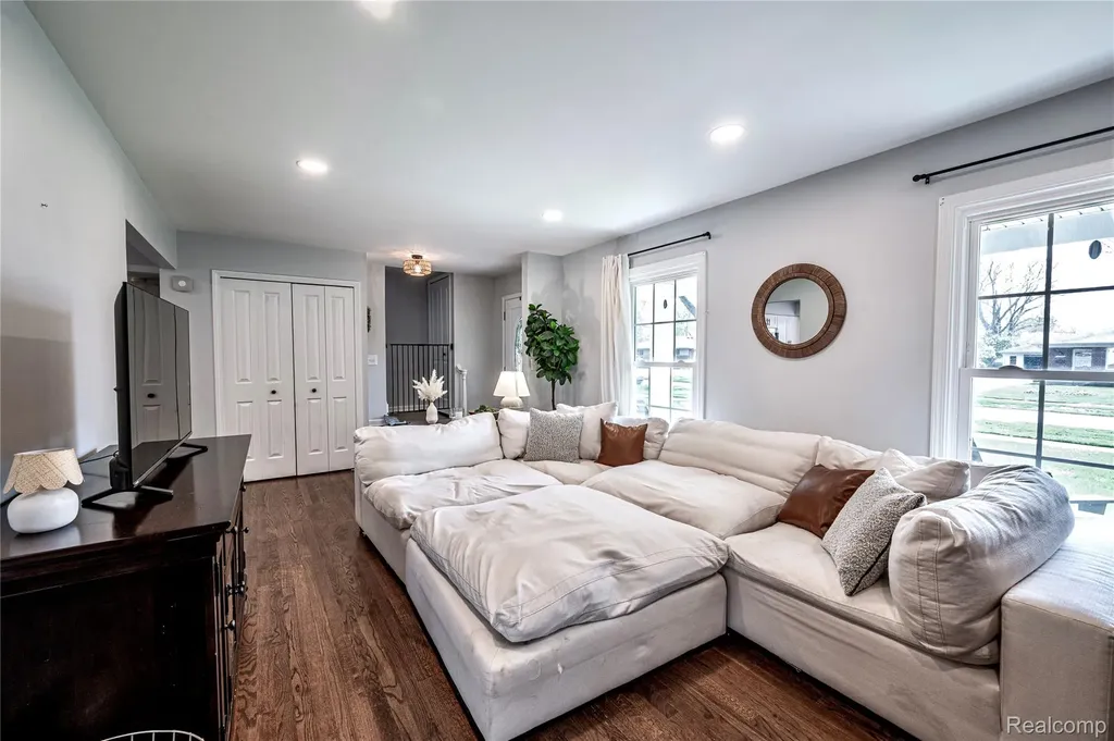 16956 Lauderdale Avenue Beverly Hills Village MI 48025