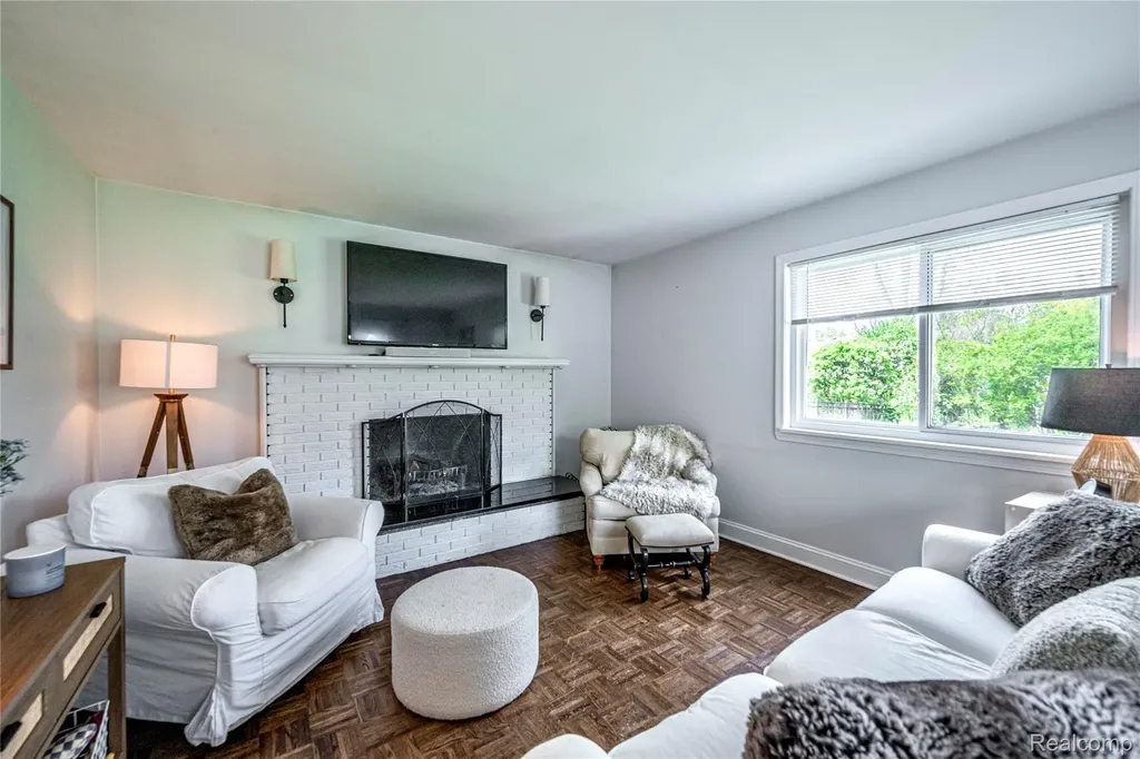 16956 Lauderdale Avenue Beverly Hills Village MI 48025