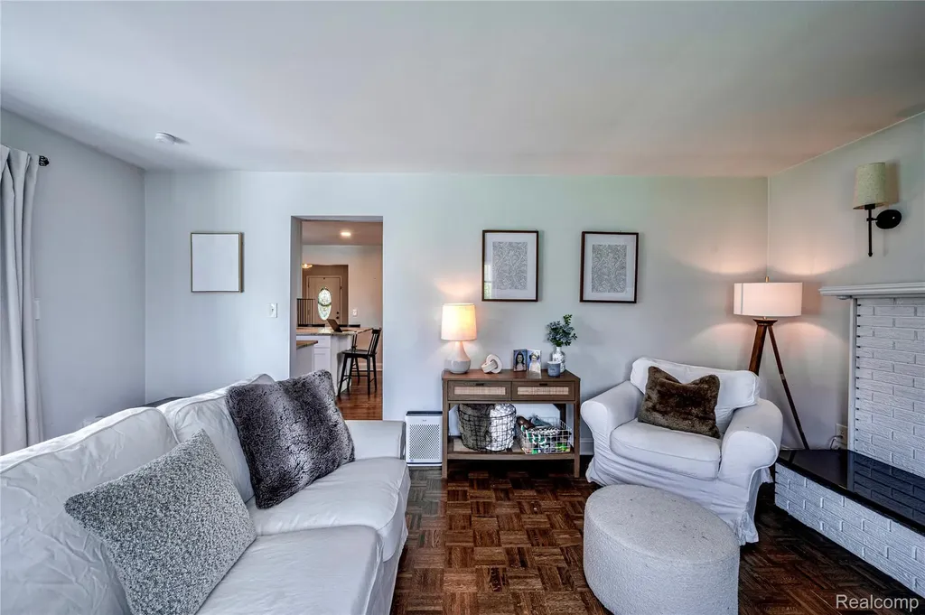 16956 Lauderdale Avenue Beverly Hills Village MI 48025