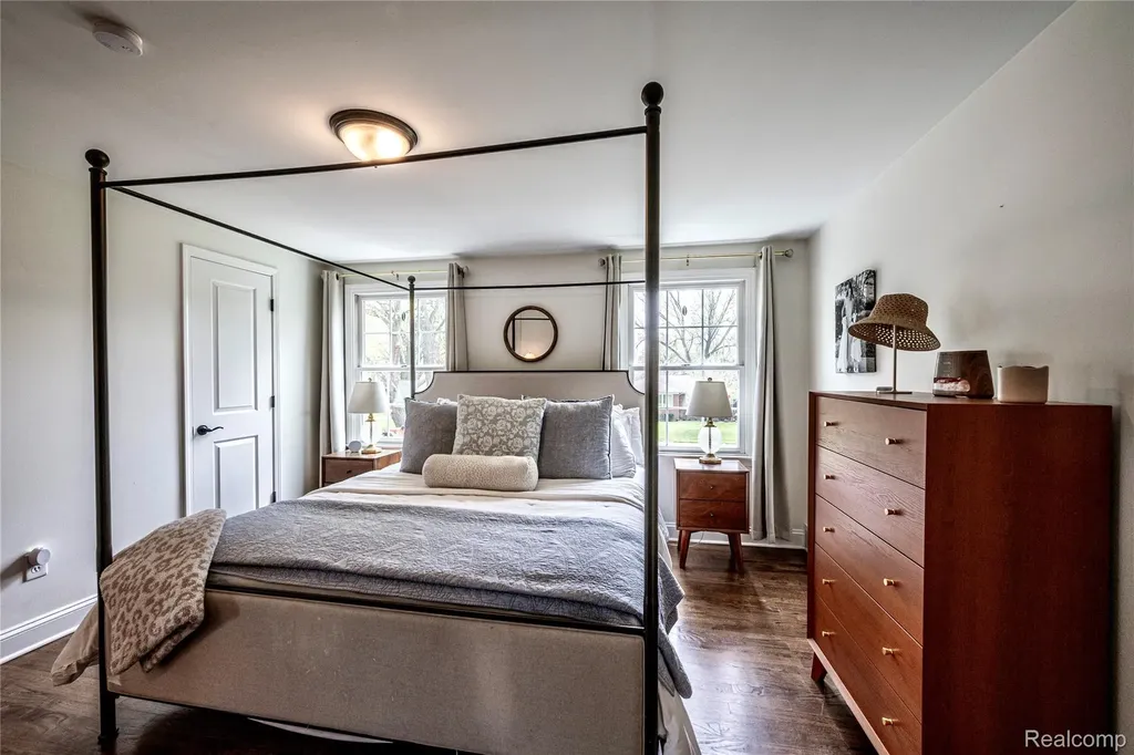 16956 Lauderdale Avenue Beverly Hills Village MI 48025