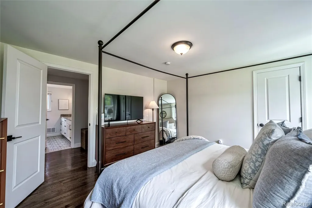 16956 Lauderdale Avenue Beverly Hills Village MI 48025