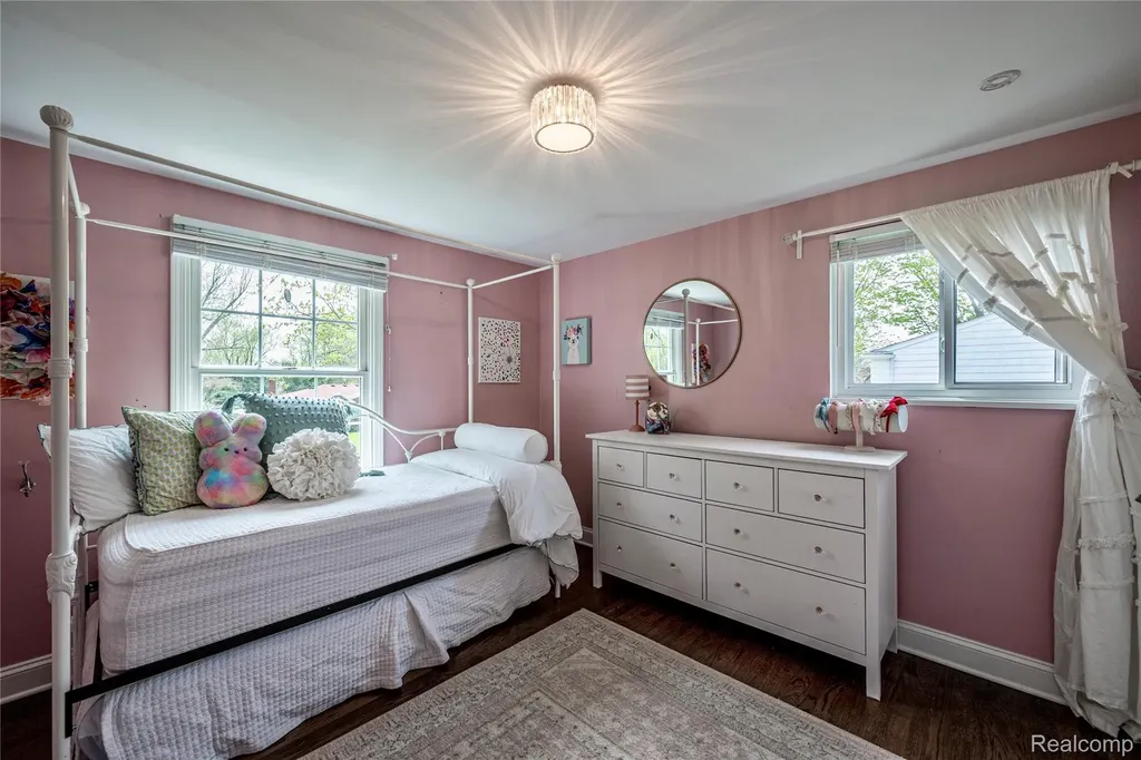 16956 Lauderdale Avenue Beverly Hills Village MI 48025