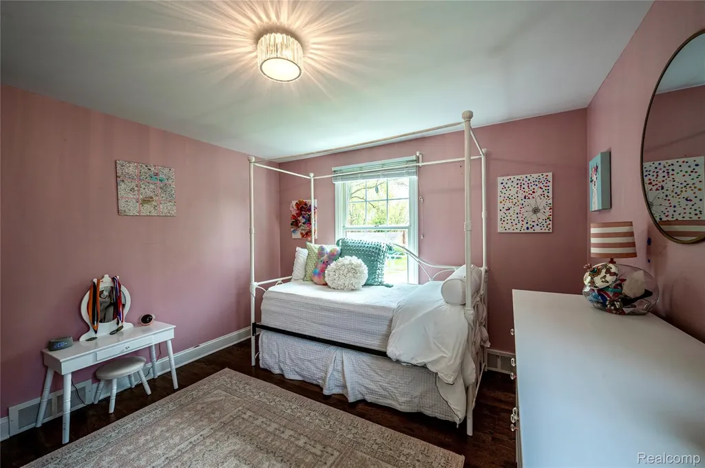 16956 Lauderdale Avenue Beverly Hills Village MI 48025