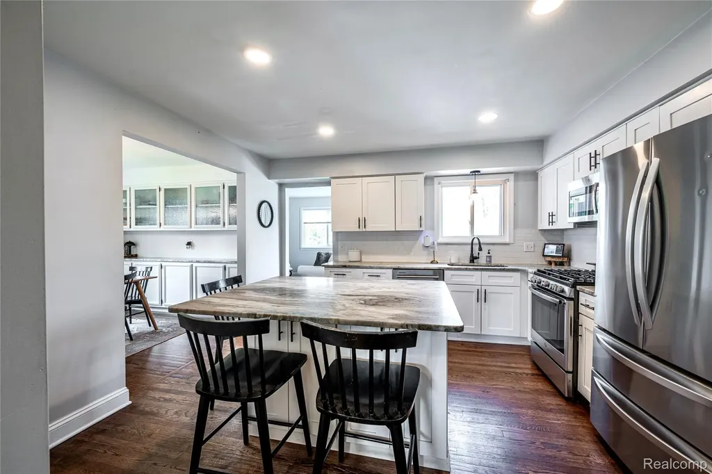 16956 Lauderdale Avenue Beverly Hills Village MI 48025