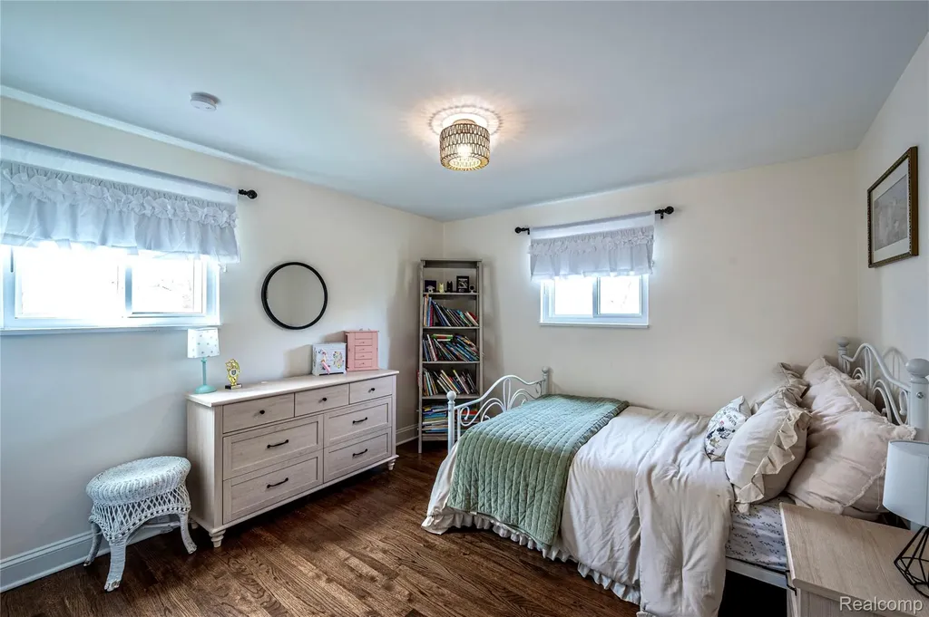 16956 Lauderdale Avenue Beverly Hills Village MI 48025
