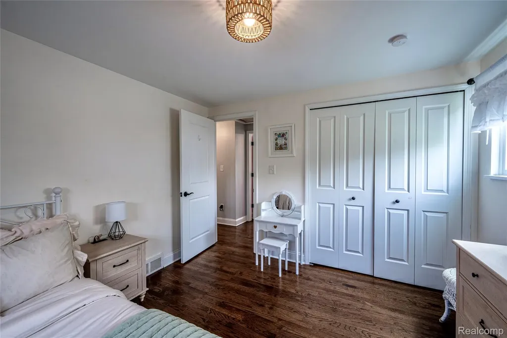 16956 Lauderdale Avenue Beverly Hills Village MI 48025