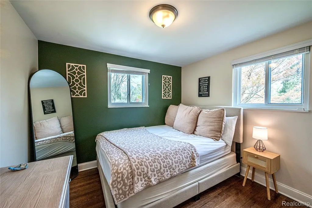 16956 Lauderdale Avenue Beverly Hills Village MI 48025