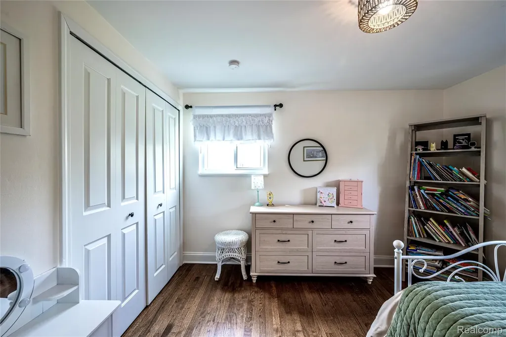 16956 Lauderdale Avenue Beverly Hills Village MI 48025